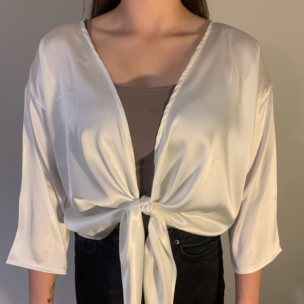 FLOWY WHITE TIE FRONT BLOUSE